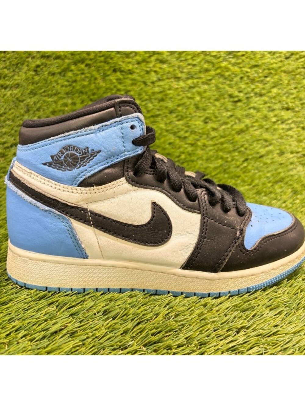 Nike Air Jordan 1 Retro High UNC Toe Boys Size 4Y Blue Basketball Shoes Sneakers